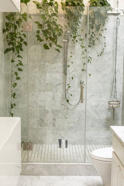 Comment déboucher une baignoire rapidement ?