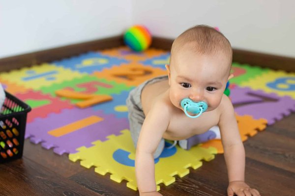 Quelles sont les méthodes simples pour nettoyer et ranger efficacement un tapis de jeu ?