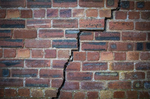 Signes révélateurs de fissures à surveiller dans votre maison